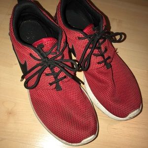 Black and red roshe runs